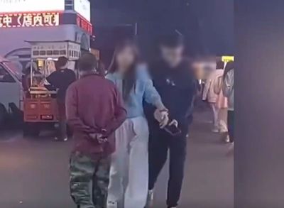 色阿伯逛夜市「一路撞奶」！見女就朝胸碰撞...遇男就讓路