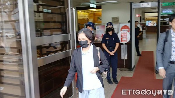 ▲▼高虹安案件二審首度開庭，公衛文王郁文庭後受訪，助理兔姊黃惠玟。開庭前庭外有支持與反對者。（圖／記者吳銘峯攝）