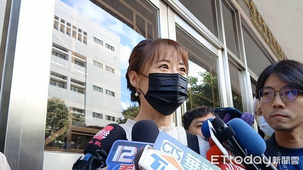 ▲▼高虹安案件二審首度開庭，公衛文王郁文庭後受訪，助理兔姊黃惠玟。開庭前庭外有支持與反對者。（圖／記者吳銘峯攝）