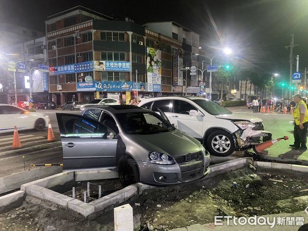 ▲台南市善化區建國路與興華路口發生自小客車交通事故，幸好無人員傷亡。（圖／記者林東良翻攝，下同）