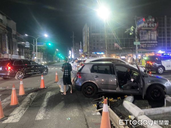 ▲台南市善化區建國路與興華路口發生自小客車交通事故，幸好無人員傷亡。（圖／記者林東良翻攝，下同）