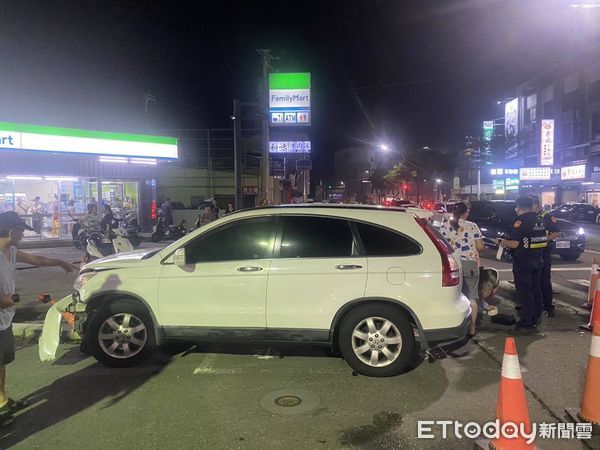 ▲台南市善化區建國路與興華路口發生自小客車交通事故，幸好無人員傷亡。（圖／記者林東良翻攝，下同）