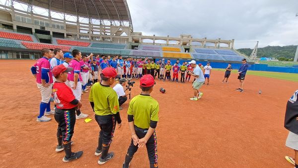 ▲「浪凡盃投手營」攜郭泓志、林振瑋　重燃偏鄉棒球夢。（圖／浪凡慈善基金會提供）