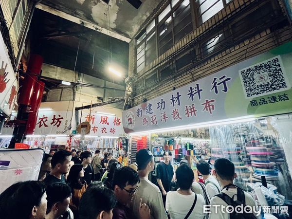 ▲2024台灣設計展開展迄今已有10天，每天都有多團來自國內外的參訪團，期間更累積有超過60萬人次的觀展民眾湧入西市場。（圖／記者林東良翻攝，下同）