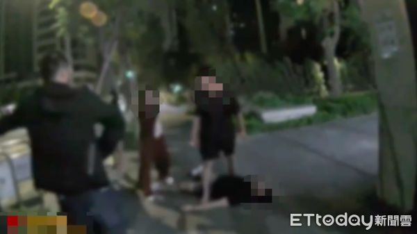 ▲▼李男被鄰居打趴在地，救護人員幫李男包紮，李男包紮後由警方帶回偵訊             。（圖／記者陳以昇翻攝）