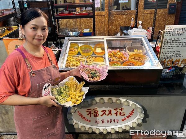 ▲陳昭慧為推廣素食健康餐飲，決定中年創業向勞動部申請微型創業貸款，在台南市東區成立「福双花蔬食炸物」，現已成為蔬食愛好者及素食者的美味新選擇。（圖／記者林東良翻攝，下同）