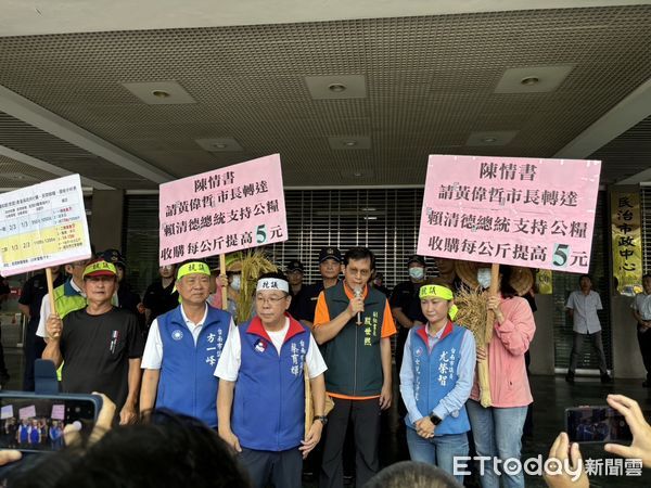 ▲台南市議員蔡育輝、方一峰、尤榮智執行長尤淨寬，陪同數百名來自溪北各地區的憤怒農友，到台南市政府民治辦公室抗議稻轂（乾仔）收購價格。（圖／記者林東良翻攝，下同）