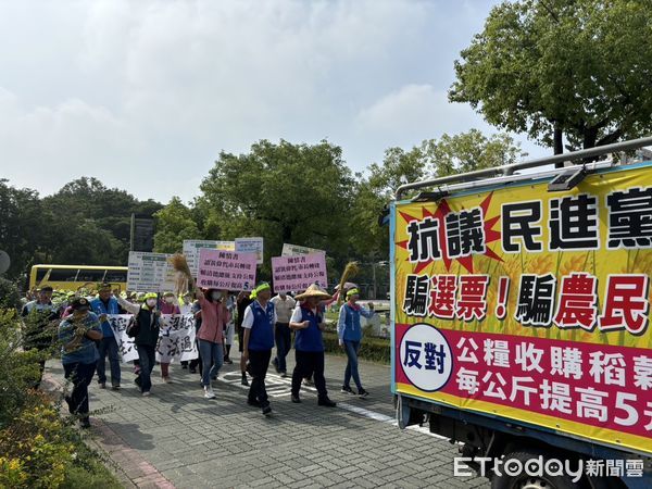 ▲台南市議員蔡育輝、方一峰、尤榮智執行長尤淨寬，陪同數百名來自溪北各地區的憤怒農友，到台南市政府民治辦公室抗議稻轂（乾仔）收購價格。（圖／記者林東良翻攝，下同）