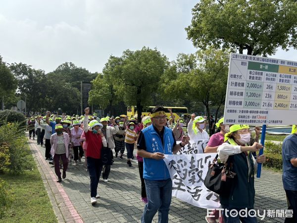 ▲台南市議員蔡育輝、方一峰、尤榮智執行長尤淨寬，陪同數百名來自溪北各地區的憤怒農友，到台南市政府民治辦公室抗議稻轂（乾仔）收購價格。（圖／記者林東良翻攝，下同）