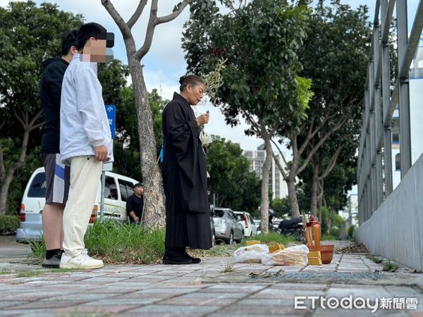 ▲▼台中童遭撞輾一火！哥哥返事發地招魂悲喊「不要玩了...」第2筊见效。（圖／記者許權毅攝）