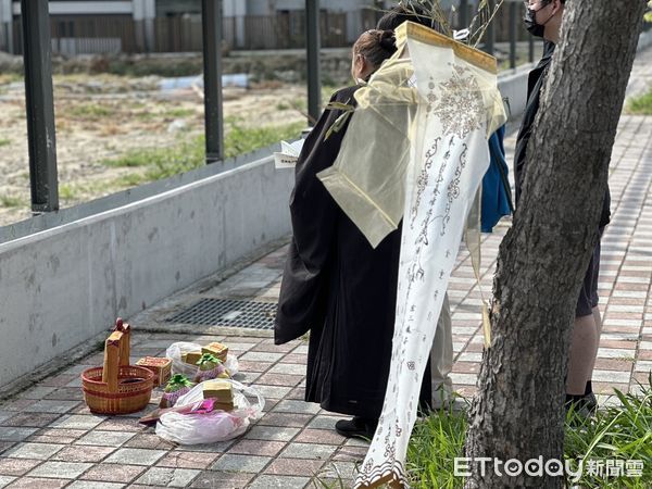 ▲▼台中童遭撞輾一火！哥哥返事發地招魂悲喊「不要玩了...」第2筊见效。（圖／記者許權毅攝）