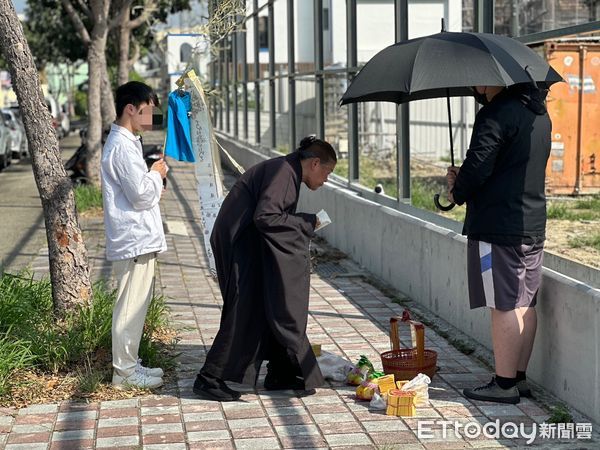 ▲▼台中童遭撞輾一火！哥哥返事發地招魂悲喊「不要玩了...」第2筊见效。（圖／記者許權毅攝）