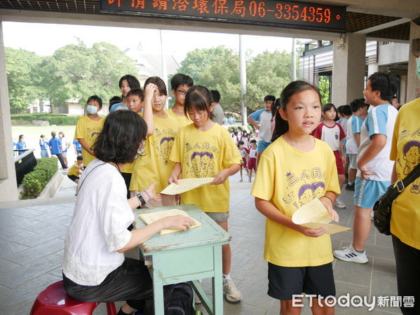 ▲台南市忠義國小五、六年級學生，在中西區公所協助下，分組討論「我想要辦的校園活動」主題，學生票選出環保袋DIY及趣味闖關好好玩兩項活動。（圖／記者林東良翻攝，下同）