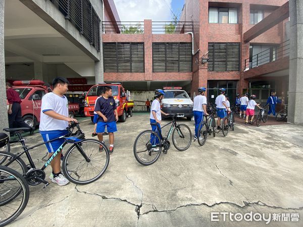 ▲台南市左鎮國中校長曾鼎育帶領主任、老師和七年級學生騎乘單車來到消防局左鎮分隊參訪。（圖／記者林東良翻攝，下同）