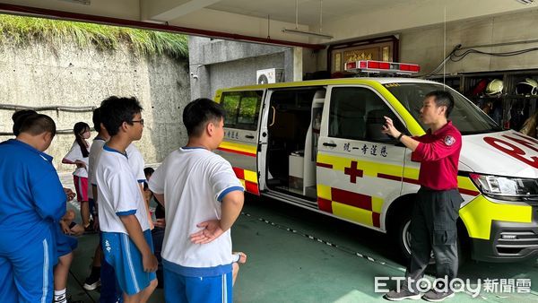 ▲台南市左鎮國中校長曾鼎育帶領主任、老師和七年級學生騎乘單車來到消防局左鎮分隊參訪。（圖／記者林東良翻攝，下同）