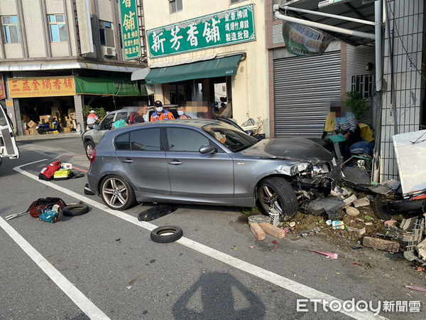 ▲台南市中西區郡西路4日下午，發生小客車先撞市場護欄後，再衝撞到對向的民宅柱子及數部機車，35歲男駕駛受傷送醫。（圖／民眾提供，下同）