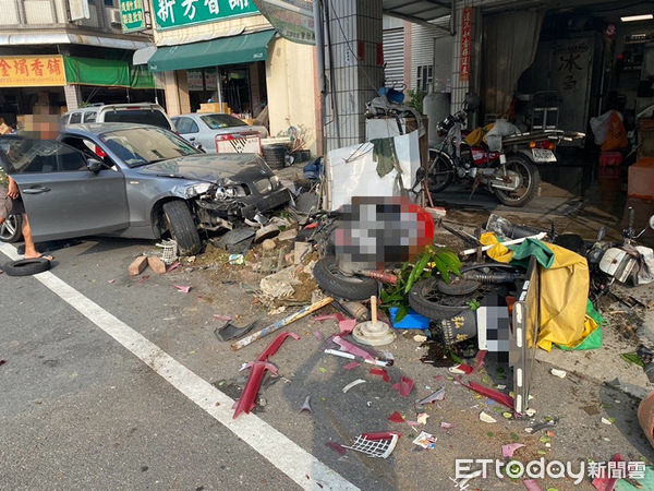 ▲台南市中西區郡西路4日下午，發生小客車先撞市場護欄後，再衝撞到對向的民宅柱子及數部機車，35歲男駕駛受傷送醫。（圖／民眾提供，下同）