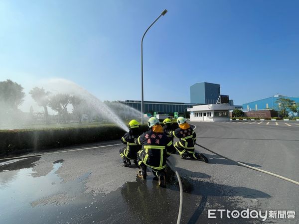 ▲台南市消防局第三大隊轄內東盟開發實業股份有限公司，4日下午正式成立企業義消。（圖／記者林東良翻攝，下同）