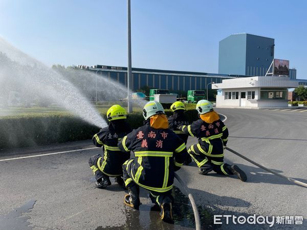 ▲台南市消防局第三大隊轄內東盟開發實業股份有限公司，4日下午正式成立企業義消。（圖／記者林東良翻攝，下同）