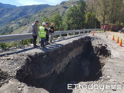 梨山天坑畫面曝！果農無奈手推車運送水果　公路局允儘速搶通