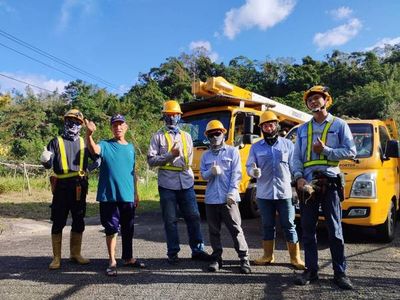 手拿砍刀背負工具開路前進…　台電無畏艱難完成復興區搶修復電