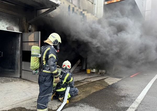 ▲桃園廣告招牌工廠火警，濃煙四竄瀰漫道路