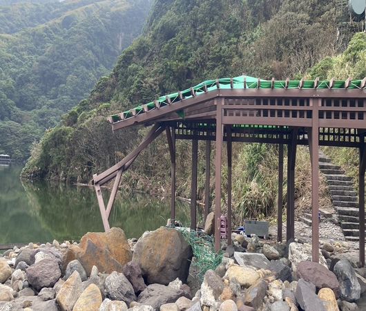 ▲▼宜蘭龜山島遊憩設施等，遭康芮強颱重創。（圖／東北角風管處提供，下同）