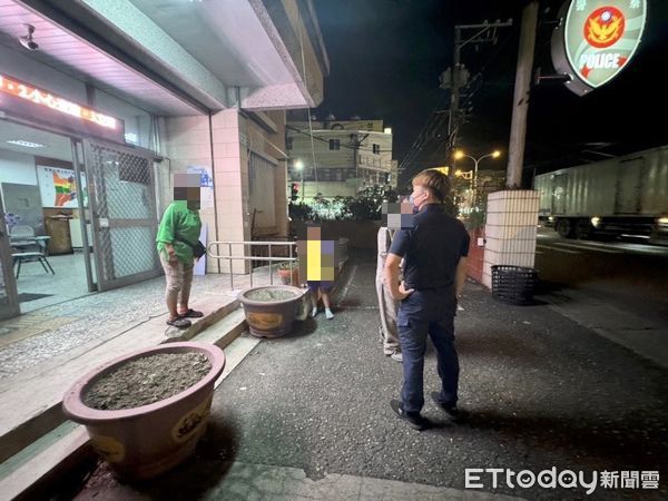 ▲里港警分局九如分駐所警員張育敬助陳男返家             。（圖／記者陳崑福翻攝）