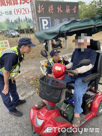 ▲潮州警分局光華派出所警員陳俊廷與實習警員李佾成助老翁返家            。（圖／記者陳崑福翻攝）