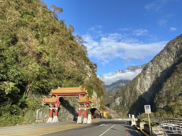 ▲太魯閣牌樓「東西橫貫公路」被撞掉了。（圖／太魯閣國家公園）