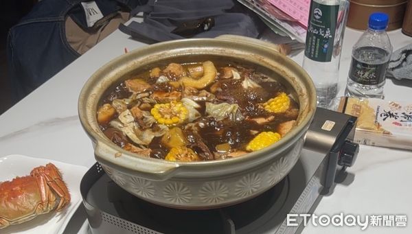 ▲羊肉爐有蛆。（圖／當事人提供）