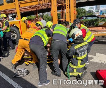 快訊／台中女騎士遭捲入「拖運聯結車」車底　骨盆變形命危