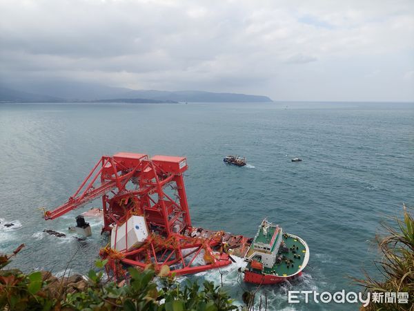 ▲▼鈺洲啟航輪擱淺於野柳岬岸際情形。（圖／航港局提供）