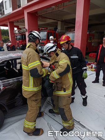 ▲南消三大隊在善心企業大力襄助下，進行車禍救援訓練。（圖／記者林東良翻攝，下同）