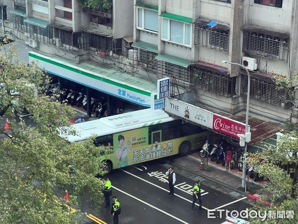 ▲北市信義區公車「屁股插進騎樓」。（圖／讀者提供，下同）