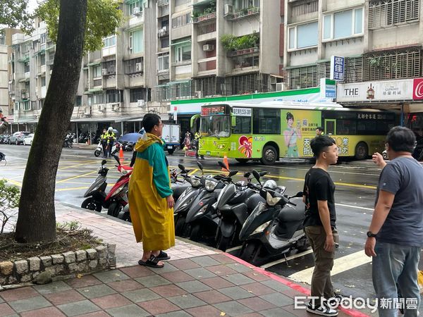 ▲北市信義區公車「屁股插進騎樓」。（圖／ETtoday攝，下同）