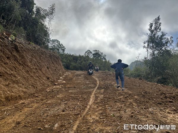 ▲苗栗大湖山區發生怪手起火案，救災小貨車陷入泥沙，救災人員徒步滅火。（圖／記者楊永盛翻攝）