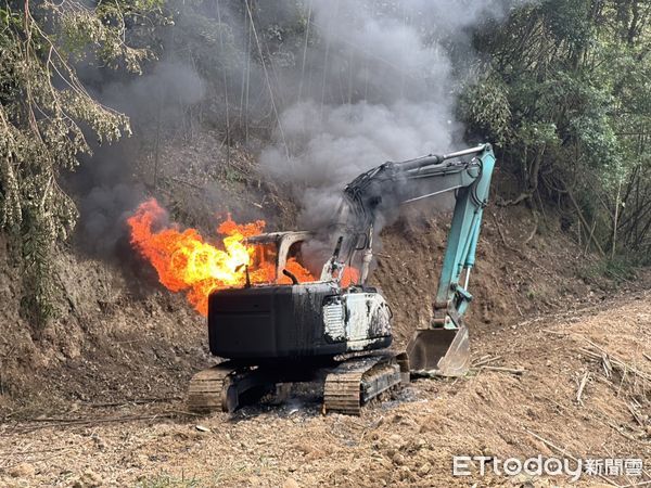 ▲苗栗大湖山區發生怪手起火案，救災小貨車陷入泥沙，救災人員徒步滅火。（圖／記者楊永盛翻攝）