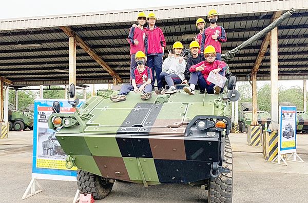 ▲桃園市教育局會同軍方今天在楊梅高山頂靶場舉辦「全民國防教育-學生實彈射擊」，學生在教官引領下，爬上雲豹八輪甲車上體驗。（圖／教育局提供）