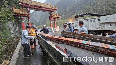 太魯閣牌坊被撞受損！清運枝葉卡車不慎撞擊　花蓮縣府急修復