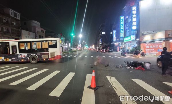 ▲一名機車騎士疑似闖紅燈撞上公車             。（圖／記者吳奕靖翻攝）