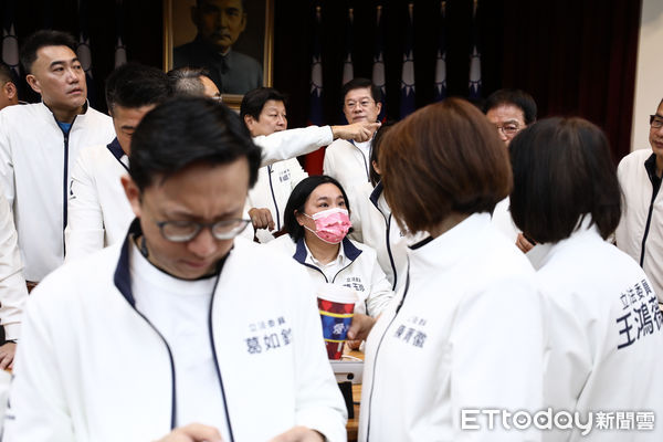 ▲國民黨團甲動，將財委會主席台層層包圍。（圖／記者林敬旻攝）