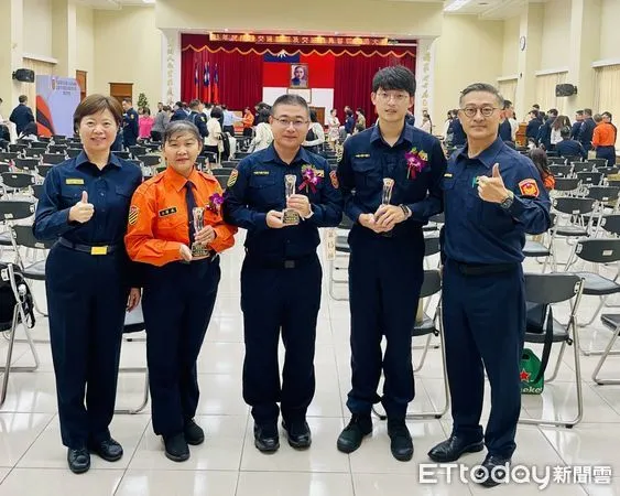 ▲屏東縣政府警察局警員郭家豪、張許世樺、東港中隊小隊長陳秀美獲表揚。（圖／記者陳崑福翻攝）