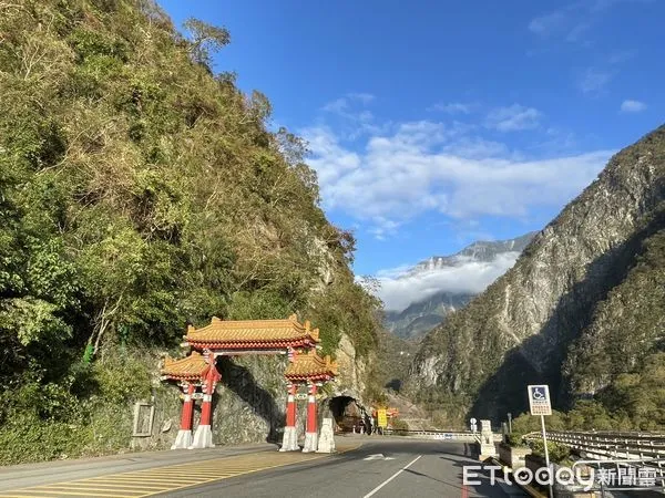 ▲▼太魯閣牌坊遭清建枝葉卡車不慎撞擊受損，已暫取下修復。（圖／太管處提供，下同）