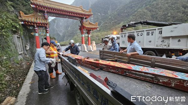 ▲▼太魯閣牌坊遭清建枝葉卡車不慎撞擊受損，已暫取下修復。（圖／太管處提供，下同）