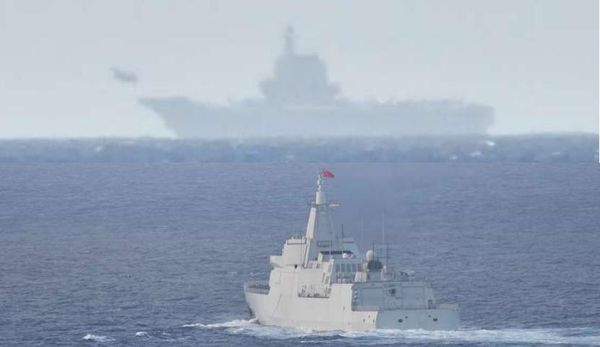 ▲▼山東號航母（上）、055型飛彈驅逐艦（下）。（圖／日本防衛省）