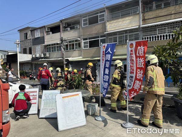 ▲台南市新市區豐華里1處民宅，6日上午10時23分許傳出火警，現場冒出大量濃煙，消防人員全力射水搶救。（圖／民眾提供，下同）