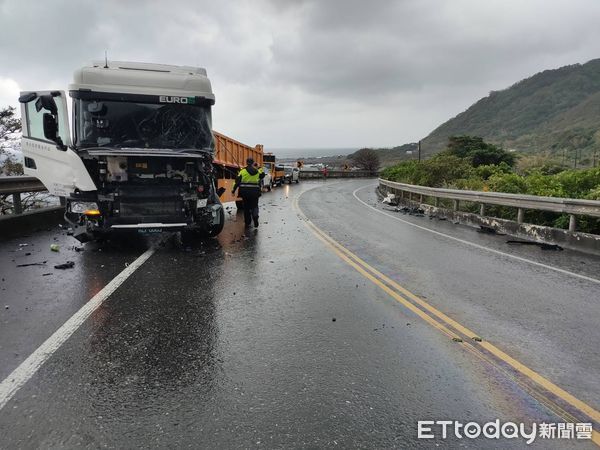 ▲宜蘭縣頭城鎮濱海路六段懷德橋車禍，聯結車過彎甩尾，砸爛對向車頭。（圖／記者游芳男翻攝，下同）