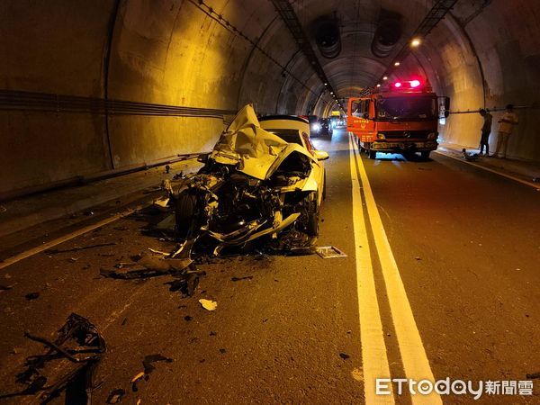 ▲▼      中崙隧道BMW追撞小貨車，車頭撞爛       。（圖／記者郭世賢翻攝）