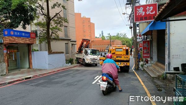 ▲▼   真理大學圍牆被剎車失靈的小貨車撞破          。（圖／記者戴上容翻攝）